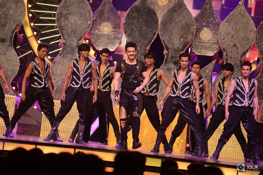 Akhil-Akkineni-Dance-Performance-at-IIFA-Utsavam-2016